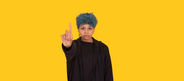 Giovane Ragazza Afroamericana Donna Con Capelli Blu Isolati Sfondo Giallo — Foto Stock