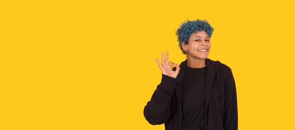 Sarı Arka Planda Mavi Saçlı Genç Afrikalı Amerikalı Kız Kadın — Stok fotoğraf