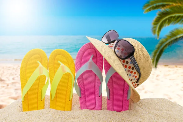 Sandali Con Occhiali Sole Cappello Sulla Spiaggia Tropicale Con Palme — Foto Stock
