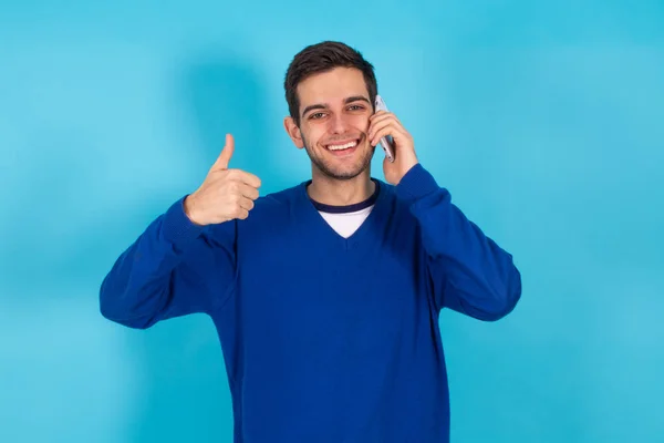 Hombre Hipster Joven Casual Con Teléfono Móvil Aislado Fondo Color — Foto de Stock