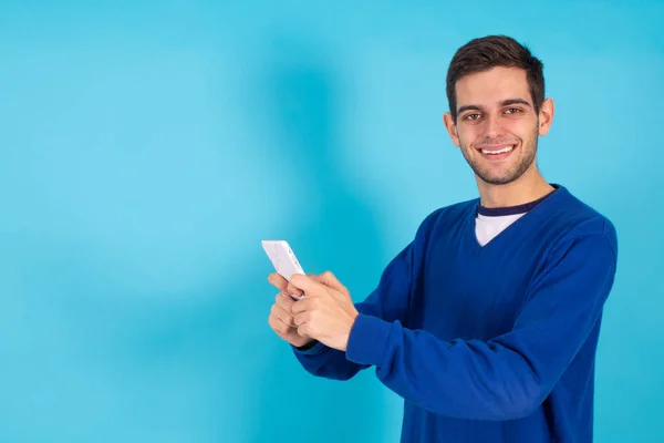 Casual Jonge Hipster Man Met Mobiele Telefoon Geïsoleerd Kleur Achtergrond — Stockfoto