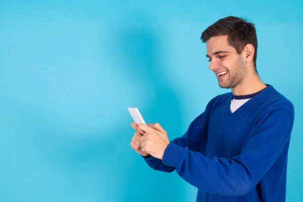 Casual Jonge Hipster Man Met Mobiele Telefoon Geïsoleerd Kleur Achtergrond — Stockfoto