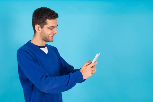 Casual Jeune Homme Hipster Avec Téléphone Mobile Isolé Sur Fond — Photo