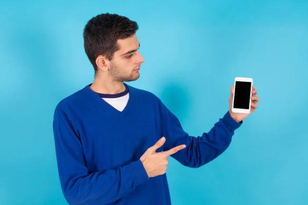 Casual Jonge Hipster Man Met Mobiele Telefoon Geïsoleerd Kleur Achtergrond — Stockfoto