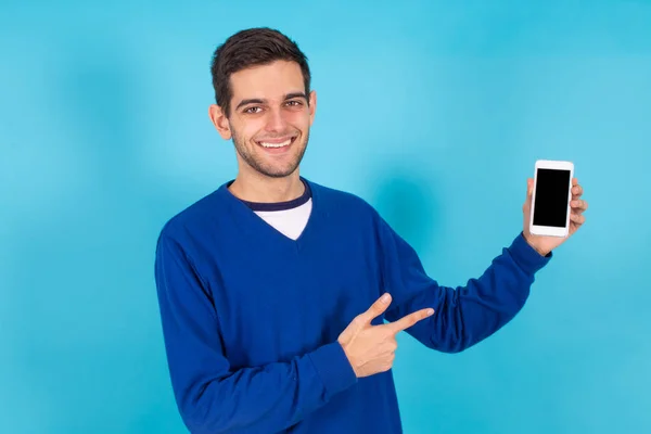 Casual Jonge Hipster Man Met Mobiele Telefoon Geïsoleerd Kleur Achtergrond — Stockfoto