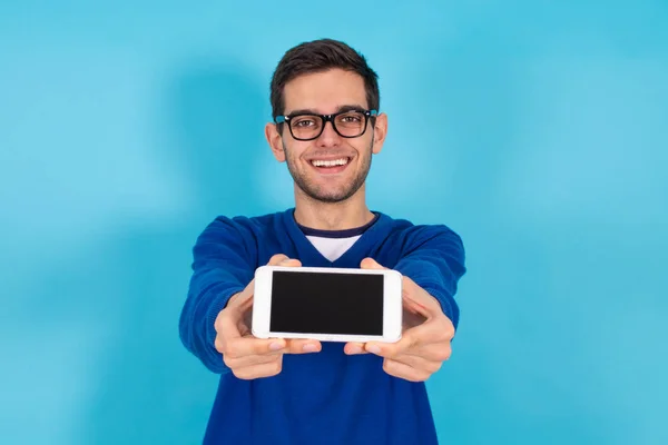 Casual Jonge Hipster Man Met Mobiele Telefoon Geïsoleerd Kleur Achtergrond — Stockfoto