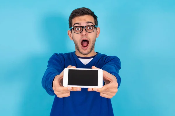 Casual Jonge Hipster Man Met Mobiele Telefoon Geïsoleerd Kleur Achtergrond — Stockfoto