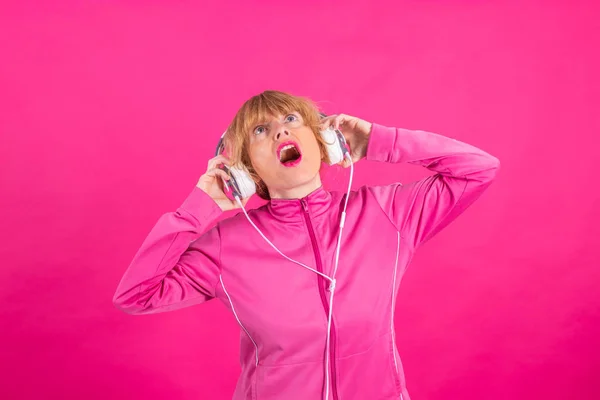 Kulaklık Takmış Müzik Dinleyen Yetişkin Yaşlı Bir Kadın — Stok fotoğraf