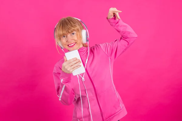 Mujer Adulta Con Teléfono Móvil Auriculares Bailando Con Ropa Deportiva — Foto de Stock