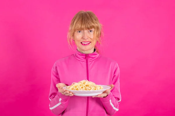 Mujer Adulta Sonriente Con Ropa Deportiva Plato Pasta Aislada Piel — Foto de Stock