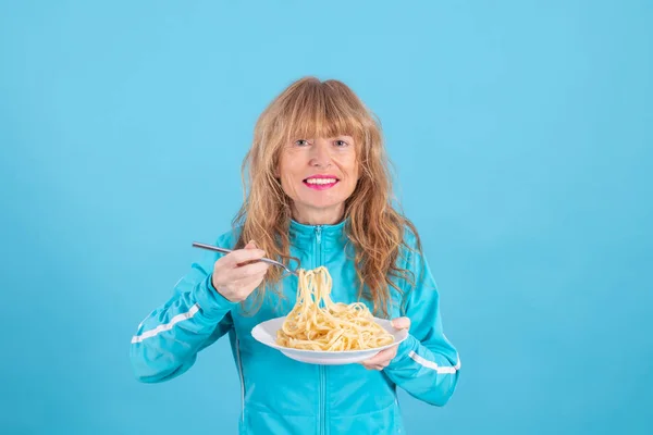 Donna Adulta Con Abbigliamento Sportivo Sorridente Con Pasta Piatto Spaghetti — Foto Stock
