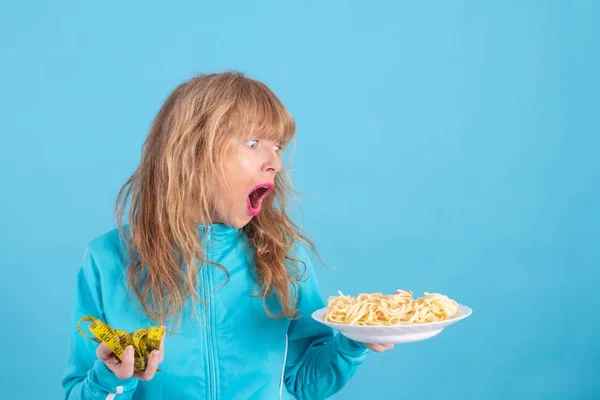 Donna Adulta Con Piatto Pasta Metro Nastro Spaventato Guardando Piatto — Foto Stock