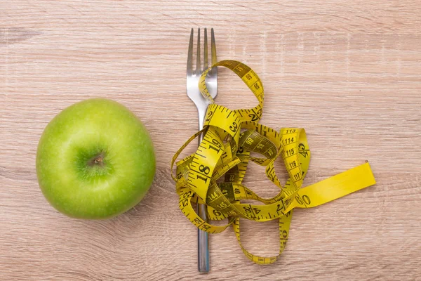 テープメジャーとアップル 食事と重量でフォーク — ストック写真