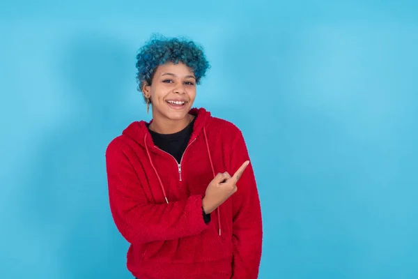 Afro Americano Mulher Menina Isolado Cor Fundo Apontando Espaço — Fotografia de Stock