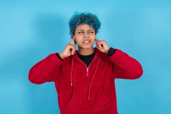 Isolated Young Color Woman Covering Her Ears Noise Expression — ストック写真