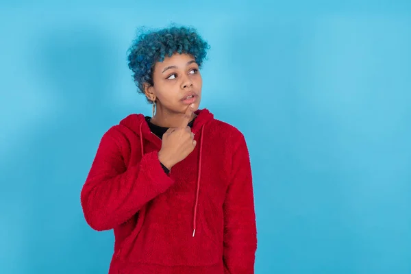 Jovem Mulher Isolada Com Expressão Pensativa Fundo Azul — Fotografia de Stock