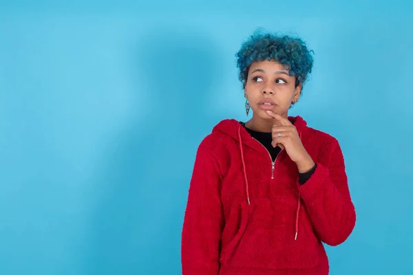 Jovem Mulher Isolada Com Expressão Pensativa Fundo Azul — Fotografia de Stock