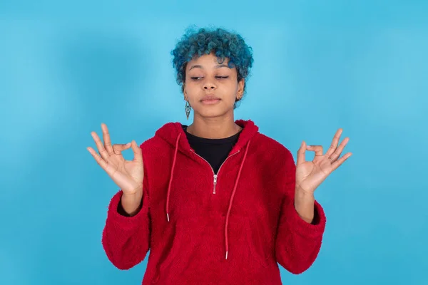 Young Woman Afro American Girl Isolated Blue Background Expression — ストック写真