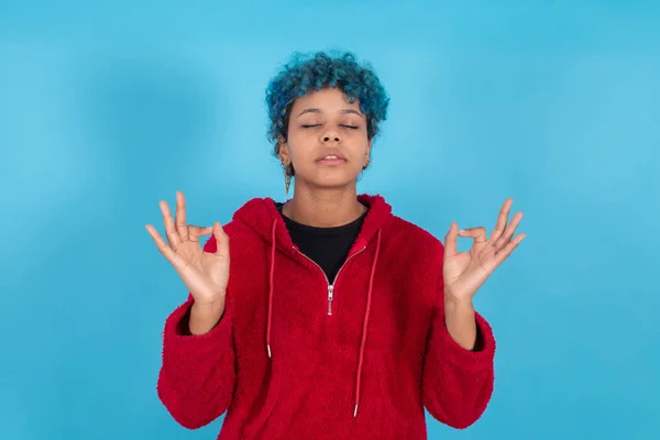 Young Woman Afro American Girl Isolated Blue Background Expression — ストック写真