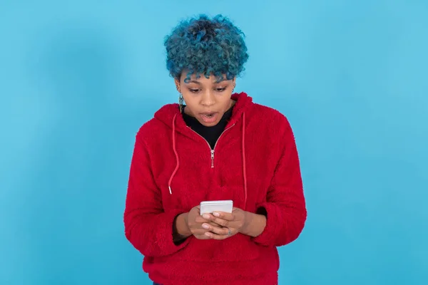 Jovem Com Telefone Celular Isolado Fundo Azul Com Espaço Para — Fotografia de Stock
