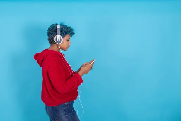 Menina Mulher Com Telefone Celular Fones Ouvido Com Espaço Para — Fotografia de Stock