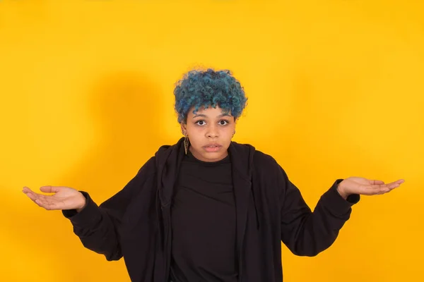 Młoda Afroamerykanka Dziewczyna Lub Kobieta Niebieskimi Włosami Odizolowane Żółtym Tle — Zdjęcie stockowe