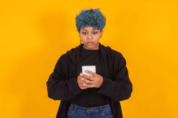Mujer Joven Niña Con Teléfono Móvil Aislado Fondo Color —  Fotos de Stock