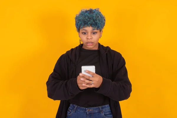 Jovem Mulher Menina Com Telefone Celular Isolado Fundo Cor — Fotografia de Stock