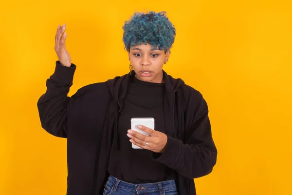 Jovem Mulher Menina Com Telefone Celular Isolado Fundo Cor — Fotografia de Stock