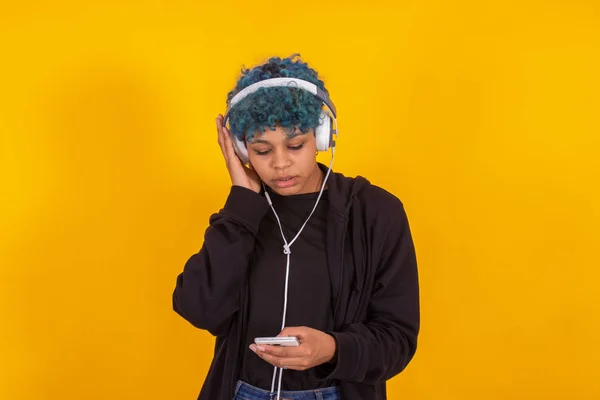 Mujer Afroamericana Joven Con Teléfono Móvil Auriculares Aislados Sobre Fondo — Foto de Stock