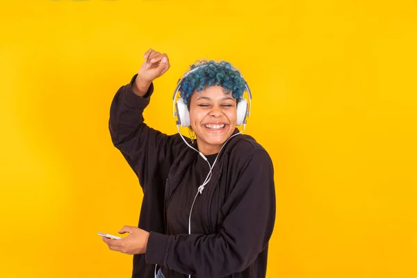 Niña Bailando Con Teléfono Móvil Auriculares Aislados Fondo Color —  Fotos de Stock