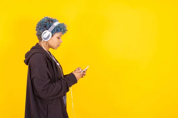 Jeune Fille Avec Téléphone Portable Écouteurs Isolés Sur Fond Couleur — Photo