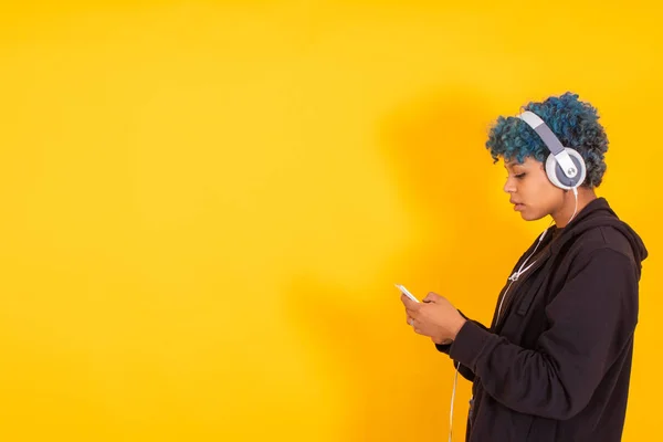 Jeune Fille Femme Avec Téléphone Portable Écouteurs Sur Fond Jaune — Photo