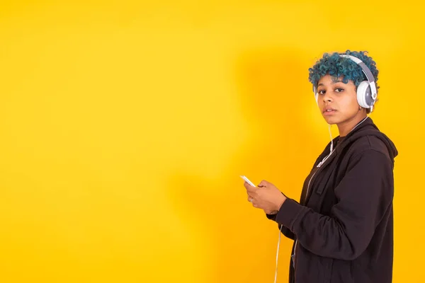 Cep Telefonu Kulaklığı Olan Genç Bir Kadın Kız Renkli Arka — Stok fotoğraf