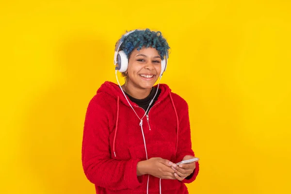 Afro American Girl Mobile Phone Headphones Yellow Background — Stockfoto