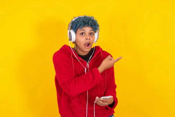 Afro American Κορίτσι Κινητό Τηλέφωνο Και Ακουστικά Κίτρινο Φόντο — Φωτογραφία Αρχείου