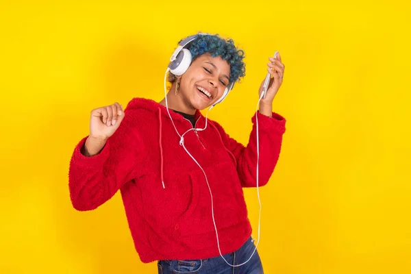 Joven Mujer Niña Bailando Aislada Con Teléfono Móvil Auriculares Color — Foto de Stock
