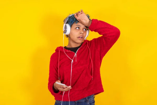 Afro Americká Dívka Mobilním Telefonem Sluchátky Žlutém Pozadí — Stock fotografie