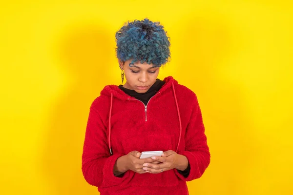 Beautiful Afro American Woman Blue Hair Isolated Yellow Background Mobile — ストック写真