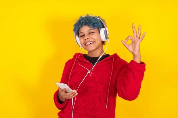 Isolated Young African American Woman Mobile Phone Headphones Expression Satisfaction — Stock Photo, Image