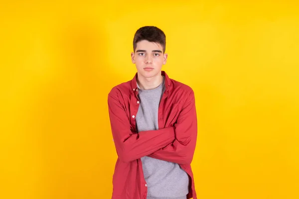 Jovem Adolescente Menino Com Camisa Camisa Casual Isolado Fundo Amarelo — Fotografia de Stock