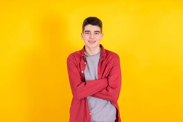 Jong Tiener Jongen Met Shirt Casual Shirt Geïsoleerd Gele Achtergrond — Stockfoto