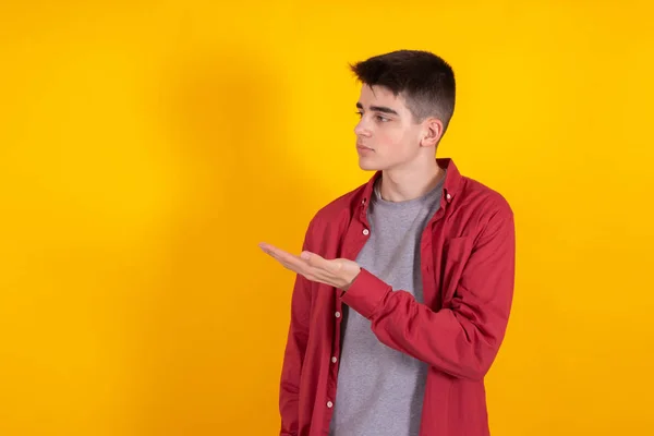 Jovem Adolescente Menino Com Camisa Camisa Casual Isolado Fundo Amarelo — Fotografia de Stock