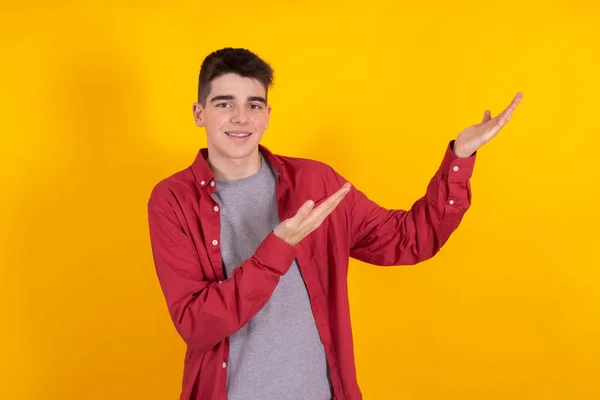 Junger Teenager Mit Hemd Und Lässigem Hemd Auf Gelbem Hintergrund — Stockfoto