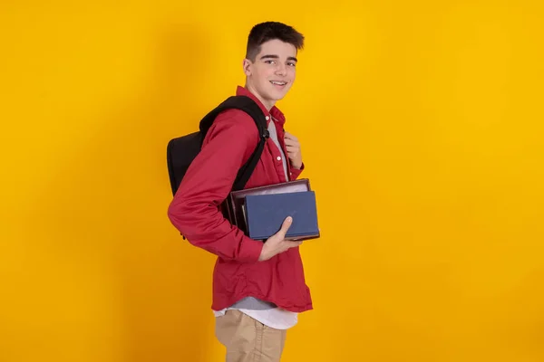 Jonge Man Tiener Student Geïsoleerd Kleur Achtergrond Met Rugzak Boeken — Stockfoto