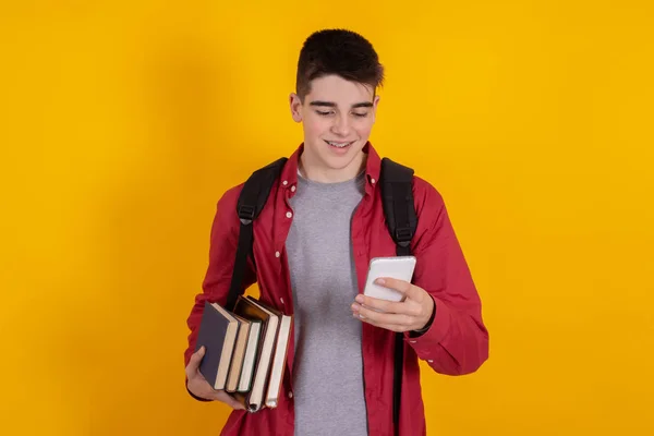 Jeune Homme Adolescent Étudiant Isolé Sur Fond Couleur — Photo