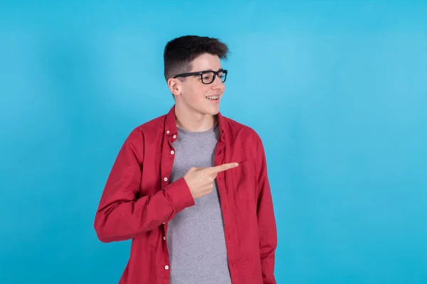 Young Teenage Man Smiling Pointing Isolated Color Background — ストック写真