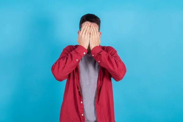 Молодой Человек Студент Подросток Изолированный Цветном Фоне Закрытым Лицом Руками — стоковое фото