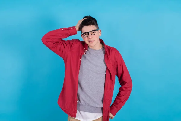 Jóvenes Reflexivos Con Gafas Estilo Casual Aislados Sobre Fondo Azul —  Fotos de Stock