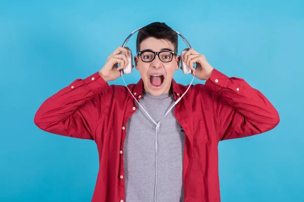 Junger Teenager Mit Kopfhörern Auf Blauem Hintergrund — Stockfoto